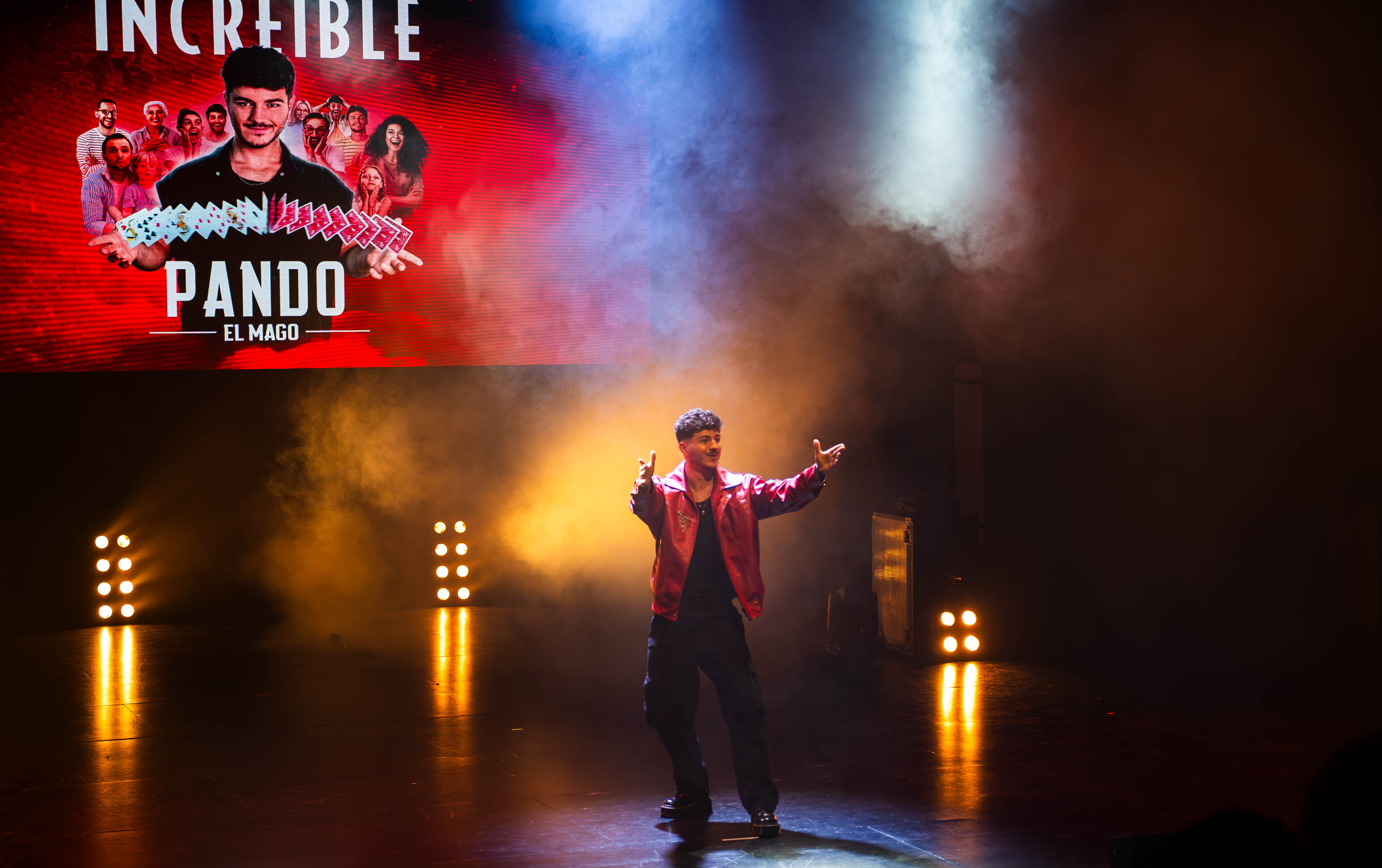 Pando con su característica chaqueta roja en escena
