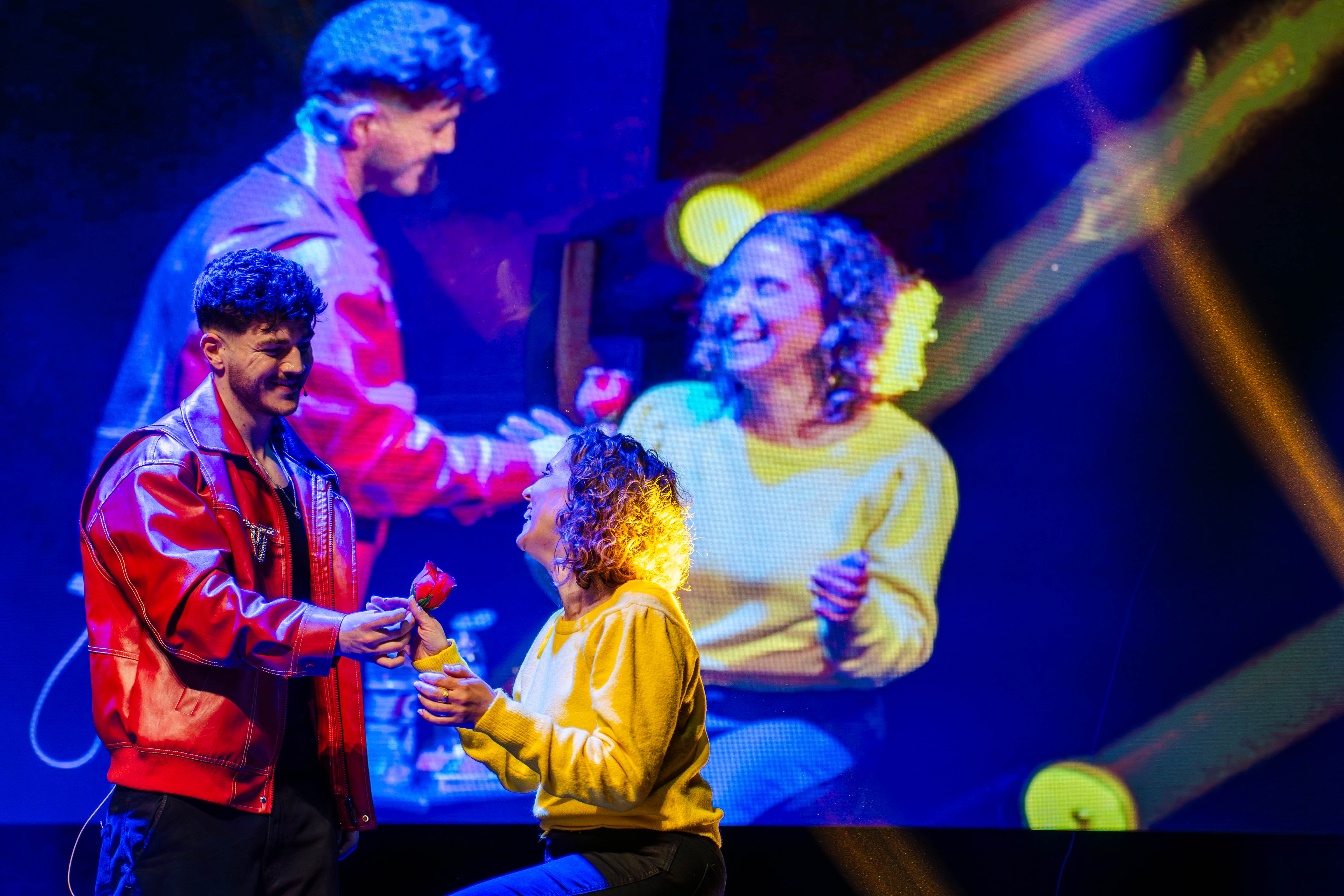 Pando entregando una rosa mágica